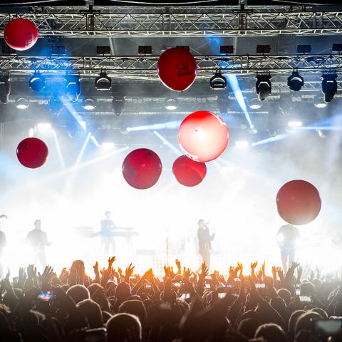 Riesenballons bei Festival schweben über Publikum als Blickfang und SPielzeug